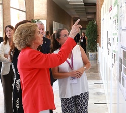 S.M. la Reina Doña Sofía durante el recorrido por los posters científicos