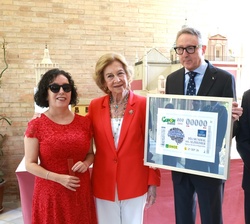 Fotografía de grupo de Su Majestad la Reina Doña Sofía junto a los representantes de la ONCE que le han hecho entrega de un cupón conmemorativo del Dí