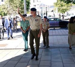 Su Majestad el Rey saluda el personal presente, a su llegada a las instalaciones del Instituto Nacional de Ciberseguridad (INCIBE), en León