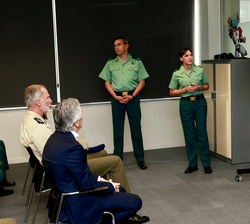 Don Felipe atiende durante una de las presentciones en su visita a la  CiberComandancia de al Guardia Civil