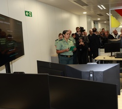 Su Majestad el Rey durante su visita recibe explicaciones sobre la metodología de trabajo de la CiberComandancia