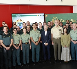 Fotografía de grupo de Su Majestad el Rey junto a personal de la CiberComandancia y las autoridades