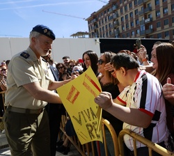 El público saluda a Su Majestad el Rey tras su visita a la CiberComandancia de la Guardia Civil