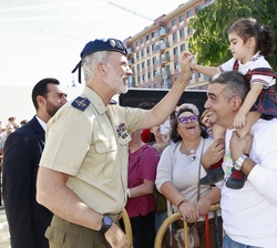 Don Felipe recibe el cariño del público que se ha congregado en los alrededores del Instituto Nacional de Ciberseguridad