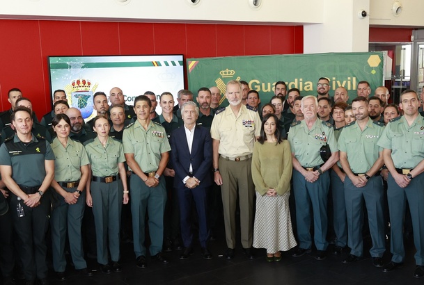 Fotografía de grupo de Su Majestad el Rey junto a personal de la CiberComandancia y las autoridades