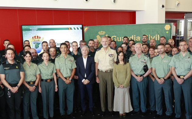 Fotografía de grupo de Su Majestad el Rey junto a personal de la CiberComandancia y las autoridades