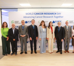Doña Letizia junto a los participantes y organizadores del World Cancer Research Day