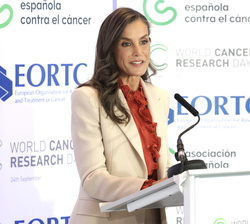 Su Majestad la Reina durante su intervencion en al acto central del Día Mundial de la investigación en cáncer 2026.