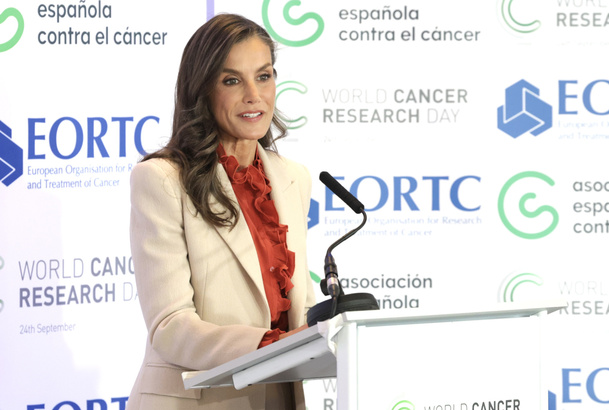 Su Majestad la Reina durante su intervencion en al acto central del Día Mundial de la investigación en cáncer 2026.