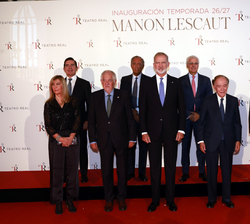 Su Majestad el Rey junto a las autoridades y representantes institucionales