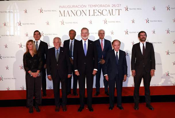 Su Majestad el Rey junto a las autoridades y representantes institucionales