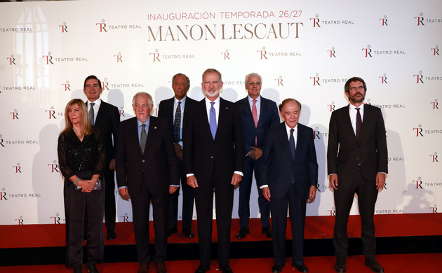 Su Majestad el Rey junto a las autoridades y representantes institucionales