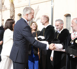 Don Felipe recibe el saludo del presidente de la Conferencia de Recotres de las Universidades Españolas, José Garde, en presencia de los recotres de l
