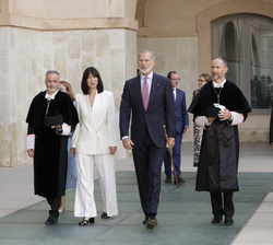 Don Felipe dirigiendose al Paraninfo de la Universidad acompañado por el resto de miembros del cortejo académico.