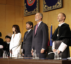 Su Majestad el Rey durante la interpretacion del himno "Canticorum Iubilo".