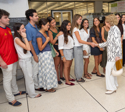 Su Majestad la Reina Doña Sofía saluda a un grupo de estudiantes españoles que cursan sus estudios en la Universidad de Tulane