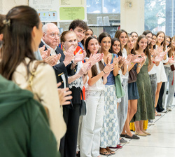 Su Majestad la Reina Doña Sofía recibe un caluroso aplauso de un grupo de estudiantes españoles que cursan sus estudios en la Universidad de Tulane