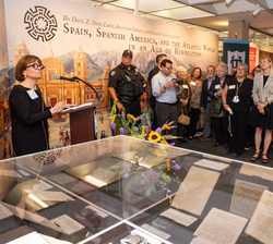 La directora de la Biblioteca Doris Z. Stone, presenta la exposición “Spain, Spanish America and the Atlantic World in an Age of Revolution̶