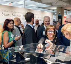 Su Majestad la Reina Doña Sofía observa unos libros de la exposición “Spain, Spanish America and the Atlantic World in an Age of Revolution̶