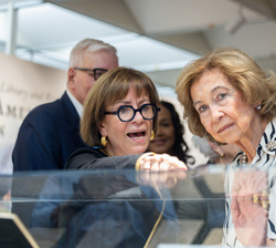Su Majestad la Reina Doña Sofía durante su recorrido por la muestra