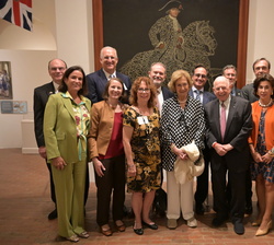 Fotografía de grupo de Su Majestad la Reina Doña Sofía con las autoridades y dirección del Queen Sofía Spanish Institute y la Historic New Orleans Col