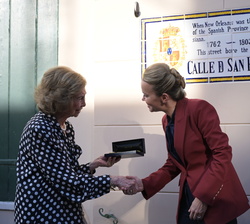 Su Majestad la Reina Doña Sofía recibe las llaves de la ciudad de Nueva Orleans de manos de su alcaldesa, Helena Moreno