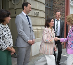 Su Majestad la Reina Doña Sofía es recibida a su llegada al Williams Research Center por la presidenta del Patronato del QSSI