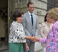 Su Majestad la Reina Doña Sofía es recibida a su llegada al Williams Research Center por la presidenta y consejera delegada del QSSI