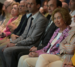 Su Majestad la Reina Doña Sofía en primera fila de asientos durante una de las ponencias de la mañana