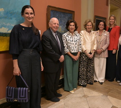 Fotografía de grupo de Doña Sofía con miembros de la junta directiva del QSSI; el ponente de la sesión de clausura, Richard Kagan y el presidente ejec
