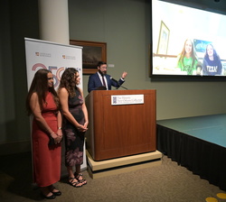 Entrega del premio al podcast ganador de la I edición del certamen impulsado por el QSSI y el Gilder Lehrman Institute of American History a las las a