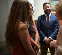 Su Majestad la Reina Doña Sofía conversa con las alumnas Elodie Colón y Magnolia Walsh, estudiantes de secundaria de la Benjamin Franklin High School 