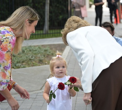 Su Majestad la Reina Doña Sofía recibe una rosa de una niña a su llegada a la ofrenda floral ante la estatua de Bernardo de Gálvez