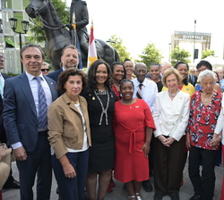Fotografía de grupo de Doña Sofía con las autoridades, dirección del QSSI y miembros de la familia Henderson
