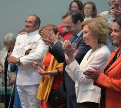Su Majestad la Reina Doña Sofía durante su encuentro con un grupo de descendientes de españoles procedentes de las Islas Canarias y que hoy se conocen