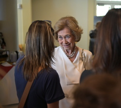 Su Majestad la Reina Doña Sofía durante su encuentro con un grupo de descendientes de españoles procedentes de las Islas Canarias y que hoy se conocen