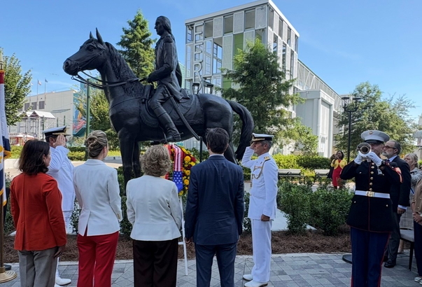 Su Majestad la Reina Doña Sofía durante el toque de oración en la ofrenda floral ante la estatua de Bernardo de Gálvez 