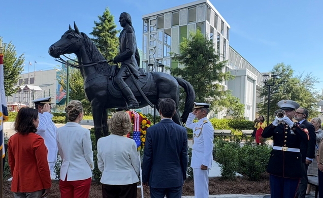 Su Majestad la Reina Doña Sofía durante el toque de oración en la ofrenda floral ante la estatua de Bernardo de Gálvez 