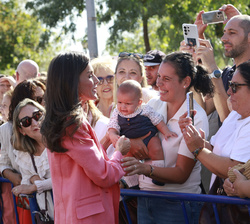 Doña Letizia saludando al público que la recibió a su llegada a Talavera de la Reina.