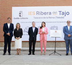 Su Majestad la Reina junto a la placa conmemorativa de la Apertura del Curso de Formación Porfesional en el IES Ribera del Tajo.