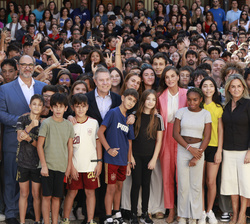 Doña Letizia junto a los alumnos del IES Ribera del Tajo