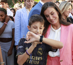 Doña Letizia junto a uno de los alumnos.