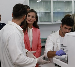 Doña Letizia atiende a las explicaciones durante su visita