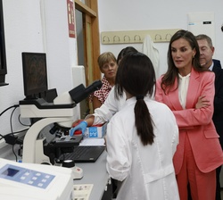 Doña Letizia recorre las instalaciones del I.E.S. Ribera del Tajo
