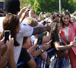 Los vecinos aprovechan al visita de Doña Letizia para hacerse selfies