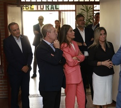 Doña Letizia recibe una explicación sobre el centro de procesod e datos enfocado a la IA y el Big Data, donde se concentra toda la información virtual