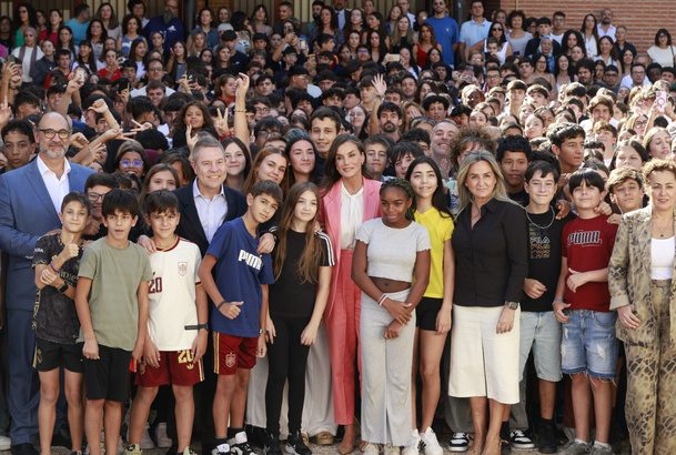Doña Letizia junto a los alumnos del IES Ribera del Tajo