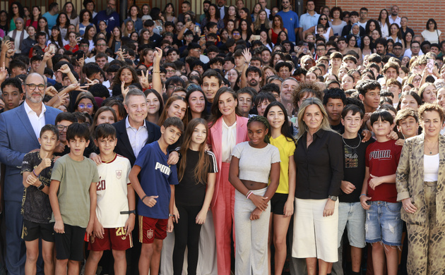 Doña Letizia junto a los alumnos del IES Ribera del Tajo