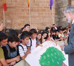 Don Felipe observa unos de los trabajos realizados por niños en el momento de su llegada al Convento de Nuestra Señora de la Merced