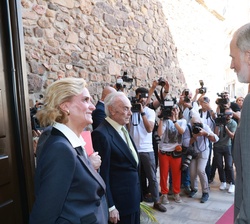 Su Majestad el Rey conversa con el Duque de Soria 